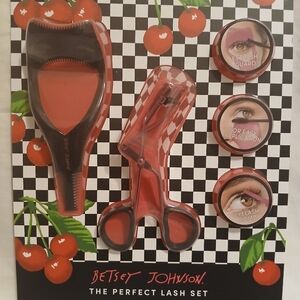 Betsey Johnson 3 In 1 Mascara Shield With Eyelash Curler